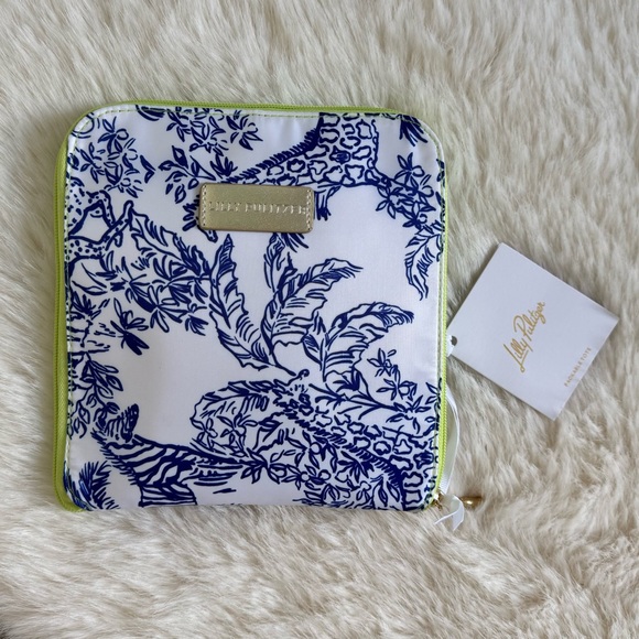 Lilly Pulitzer Handbags - 💙💛 LILLY PULITZER Safari Packable Tote Resort White Safari Party